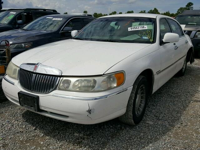 1LNHM81W4YY932977 - 2000 LINCOLN TOWN CAR E WHITE photo 2