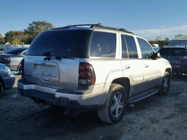 1GNDT13S552279685 - 2005 CHEVROLET TRAILBLAZE SILVER photo 4