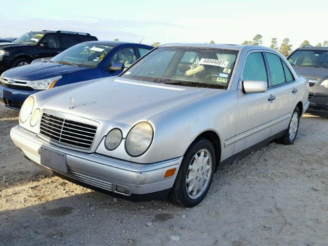 WDBJF65F1WA657460 - 1998 MERCEDES-BENZ E 320 SILVER photo 2