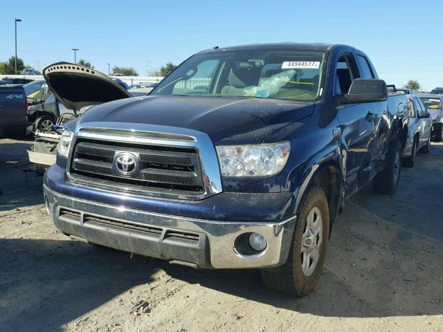 5TFUW5F14BX195222 - 2011 TOYOTA TUNDRA DOU BLUE photo 2