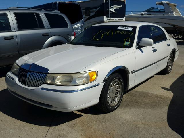 1LNHM82W1XY671207 - 1999 LINCOLN TOWN CAR WHITE photo 2