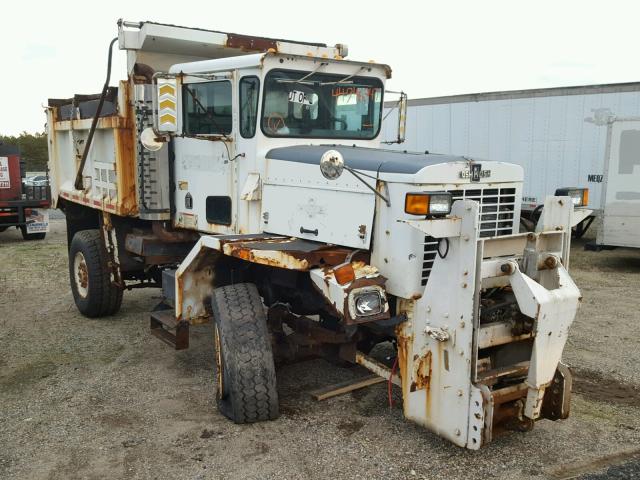 10TBRAF301S070850 - 2001 OSHKOSH MOTOR TRUCK CO. CONVENTION WHITE photo 1