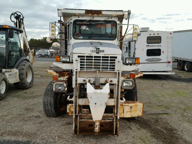 10TBRAF301S070850 - 2001 OSHKOSH MOTOR TRUCK CO. CONVENTION WHITE photo 9