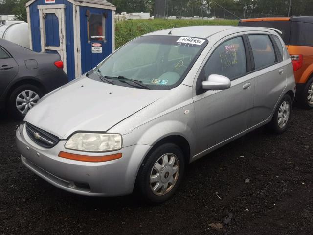 KL1TD62695B411244 - 2005 CHEVROLET AVEO BASE Srebrny zdjęcie 2