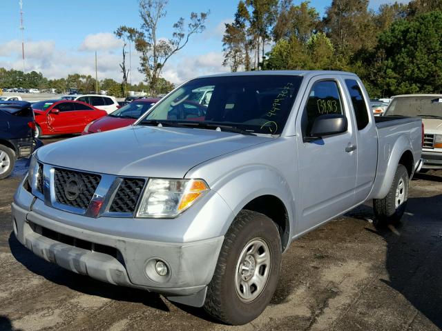 1N6BD06T56C470172 - 2006 NISSAN FRONTIER K SILVER photo 2