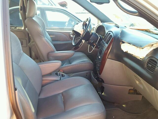 2C8GP64L94R514974 - 2004 CHRYSLER TOWN & COU SILVER photo 5