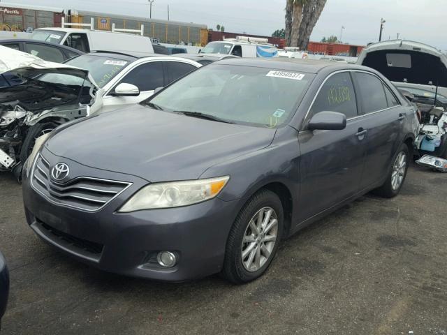 4T1BK3EK4AU114118 - 2010 TOYOTA CAMRY SE GRAY photo 2