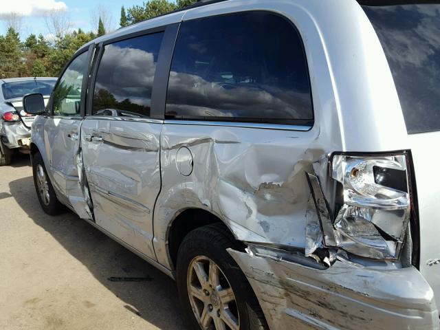 2A8HR54P08R821798 - 2008 CHRYSLER TOWN & COU SILVER photo 9