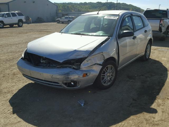 3FAFP37N85R115502 - 2005 FORD FOCUS ZX5 SILVER photo 2