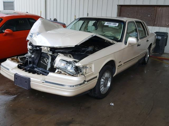 1LNLM83W7TY729226 - 1996 LINCOLN TOWN CAR C CREAM photo 2