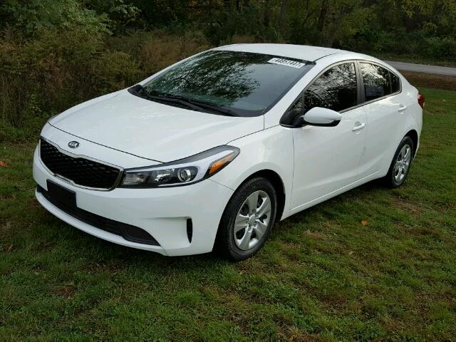 3KPFK4A73HE077696 - 2017 KIA FORTE WHITE photo 2