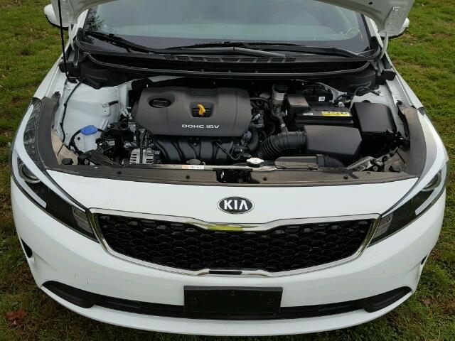 3KPFK4A73HE077696 - 2017 KIA FORTE WHITE photo 7