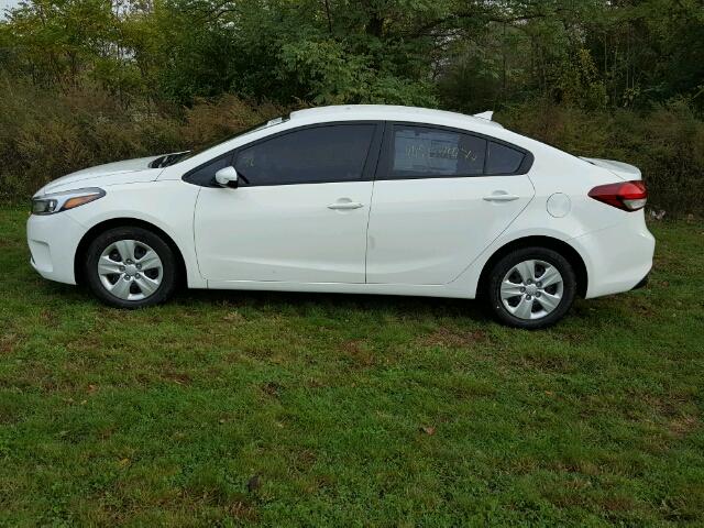 3KPFK4A73HE077696 - 2017 KIA FORTE WHITE photo 9