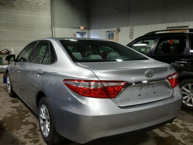 4T4BF1FK8FR453971 - 2015 TOYOTA CAMRY GRAY photo 3