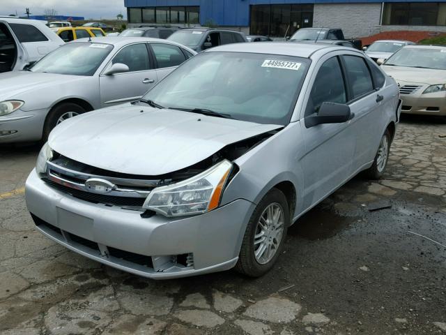 1FAHP3FN8AW184188 - 2010 FORD FOCUS SILVER photo 2