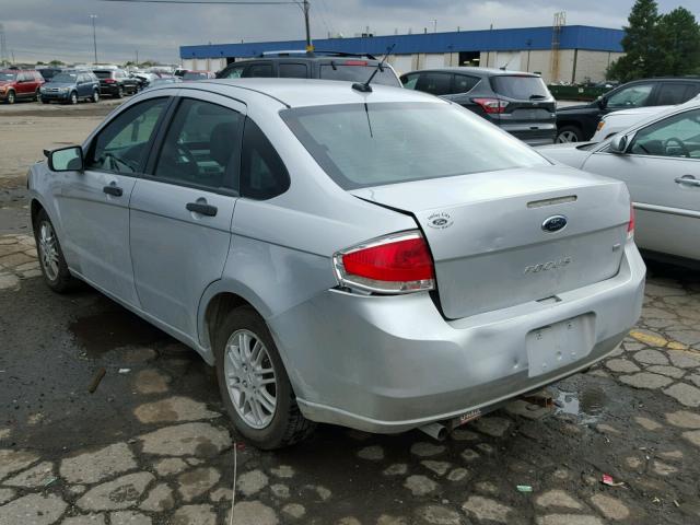 1FAHP3FN8AW184188 - 2010 FORD FOCUS SILVER photo 3