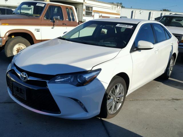 4T1BF1FK7HU379925 - 2017 TOYOTA CAMRY LE თეთრი ფოტო 2