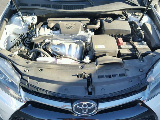 4T1BF1FK7HU379925 - 2017 TOYOTA CAMRY LE თეთრი ფოტო 7