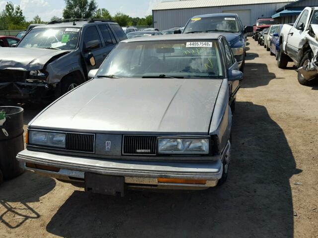 1G3HN54C4K1818821 - 1989 OLDSMOBILE DELTA 88 R GRAY photo 2