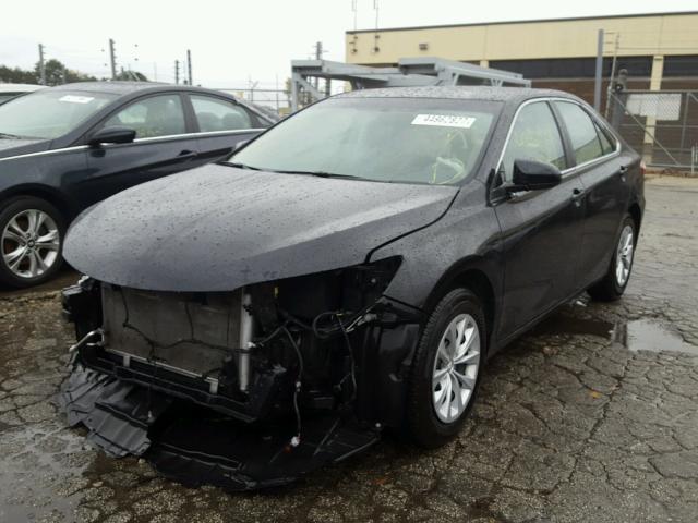 4T4BF1FK9FR502546 - 2015 TOYOTA CAMRY LE შავი ფოტო 2