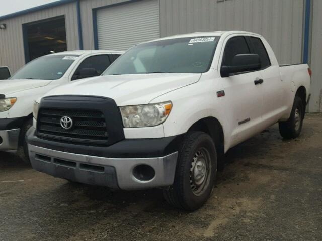 5TFBV541X8X068769 - 2008 TOYOTA TUNDRA DOU WHITE photo 2