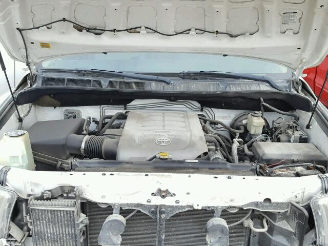 5TFBV541X8X068769 - 2008 TOYOTA TUNDRA DOU WHITE photo 7