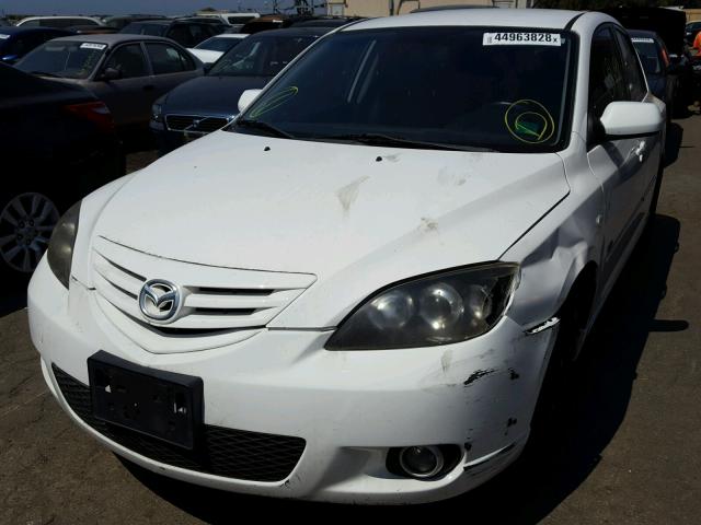 JM1BK143051315525 - 2005 MAZDA 3 HATCHBAC WHITE photo 2