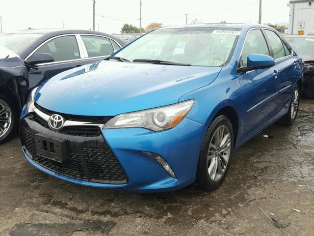 4T1BF1FK5HU667460 - 2017 TOYOTA CAMRY LE 蓝色 照片 2