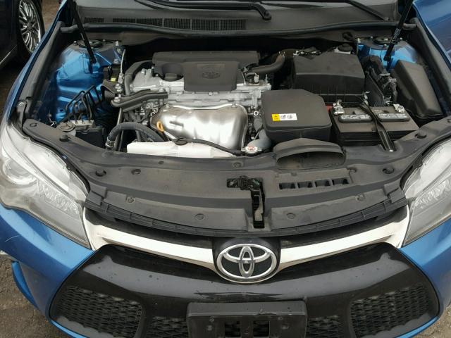 4T1BF1FK5HU667460 - 2017 TOYOTA CAMRY LE 蓝色 照片 7