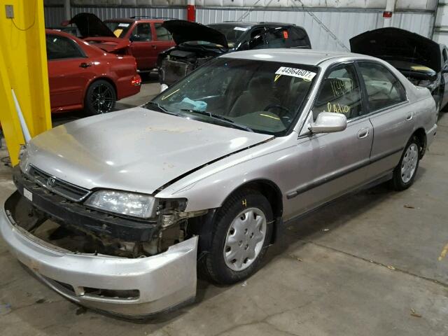 1HGCD563XVA057163 - 1997 HONDA ACCORD LX SILVER photo 2