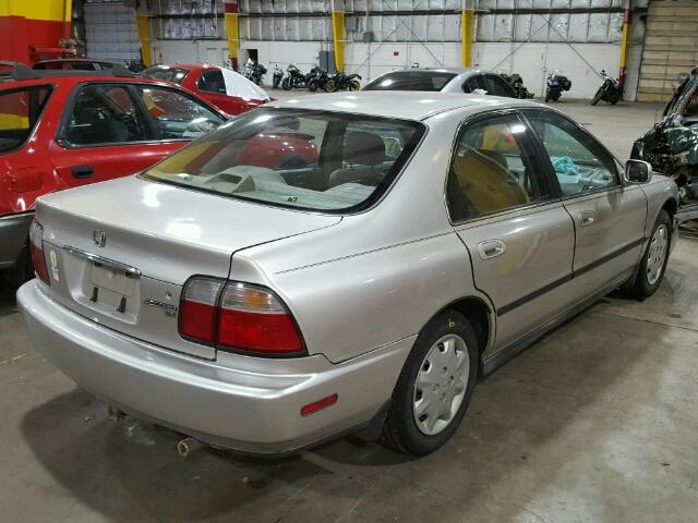 1HGCD563XVA057163 - 1997 HONDA ACCORD LX SILVER photo 4