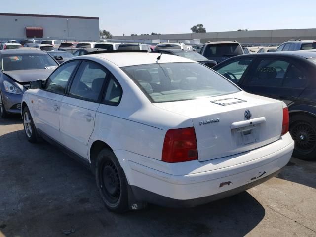 WVWMA63B3WE118067 - 1998 VOLKSWAGEN PASSAT GLS WHITE photo 3