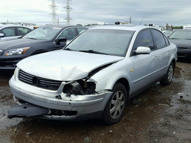 WVWPD63B8XE425644 - 1999 VOLKSWAGEN PASSAT GLX SILVER photo 2