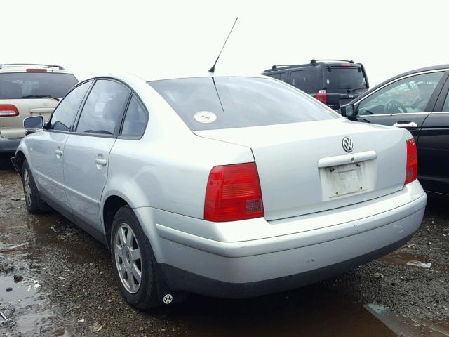 WVWPD63B8XE425644 - 1999 VOLKSWAGEN PASSAT GLX SILVER photo 3