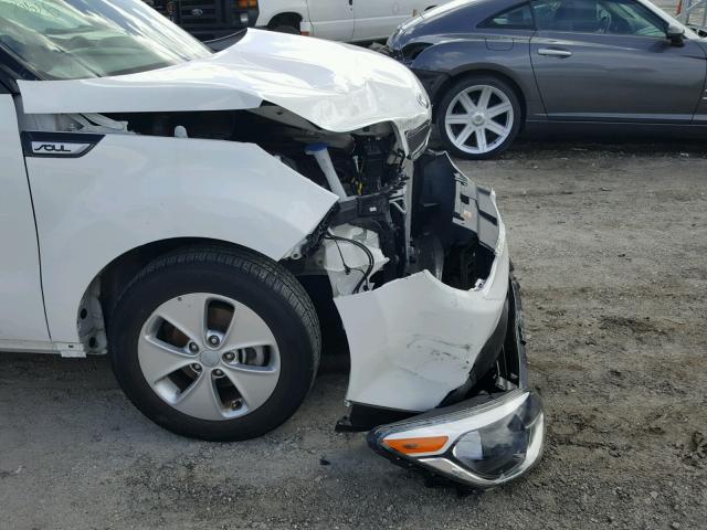 KNDJN2A26F7207316 - 2015 KIA SOUL WHITE photo 9