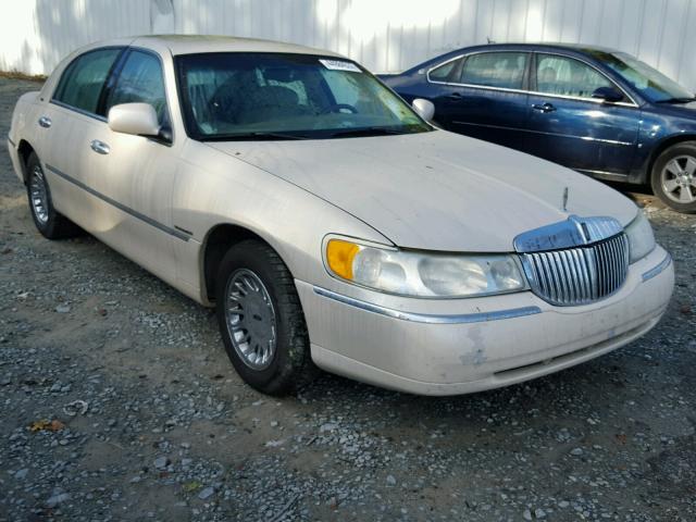 1LNHM83W32Y615597 - 2002 LINCOLN TOWN CAR C WHITE photo 1