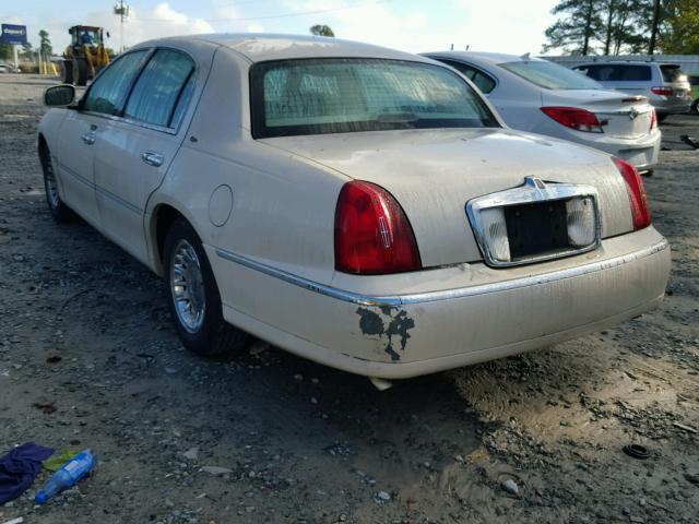 1LNHM83W32Y615597 - 2002 LINCOLN TOWN CAR C WHITE photo 3