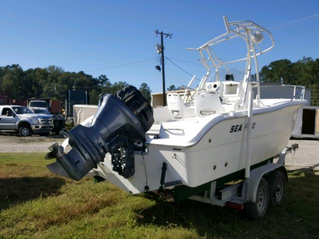 P10EH579D404 - 2004 CHALET BOAT WHITE photo 4