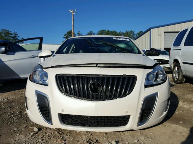 2G4GV5GV7C9193493 - 2012 BUICK REGAL WHITE photo 9