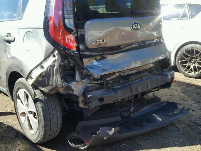 KNDJN2A25F7200602 - 2015 KIA SOUL GRAY photo 9