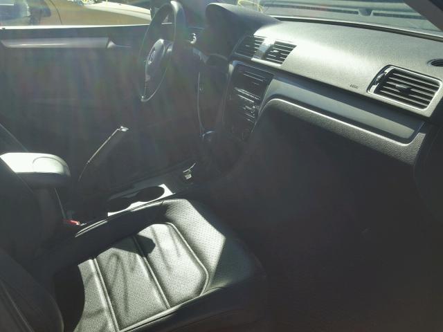 1VWAH7A37DC145567 - 2013 VOLKSWAGEN PASSAT S فضي صورة 5