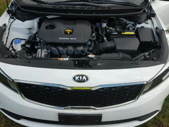 3KPFL4A76HE114916 - 2017 KIA FORTE WHITE photo 7