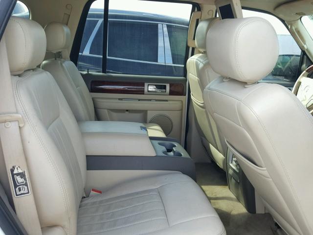 5LMFU28R24LJ06637 - 2004 LINCOLN NAVIGATOR Biały zdjęcie 6