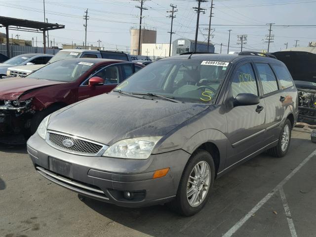 1FAHP36N05W200986 - 2005 FORD FOCUS ZXW GRAY photo 2