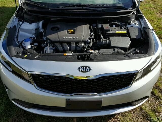 3KPFL4A77HE114391 - 2017 KIA FORTE SILVER photo 7