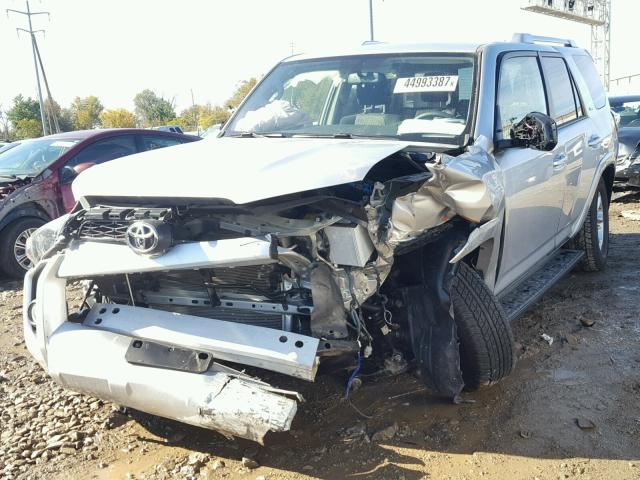 JTEBU5JR2G5375422 - 2016 TOYOTA 4RUNNER SR SILVER photo 2
