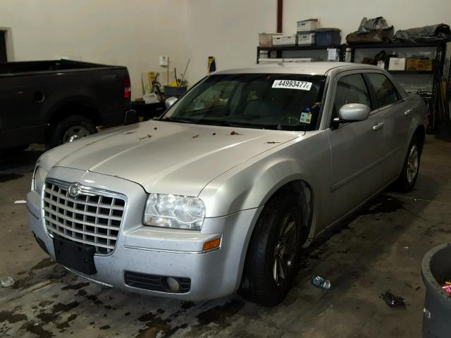 2C3KA53G27H835247 - 2007 CHRYSLER 300 TOURIN SILVER photo 2