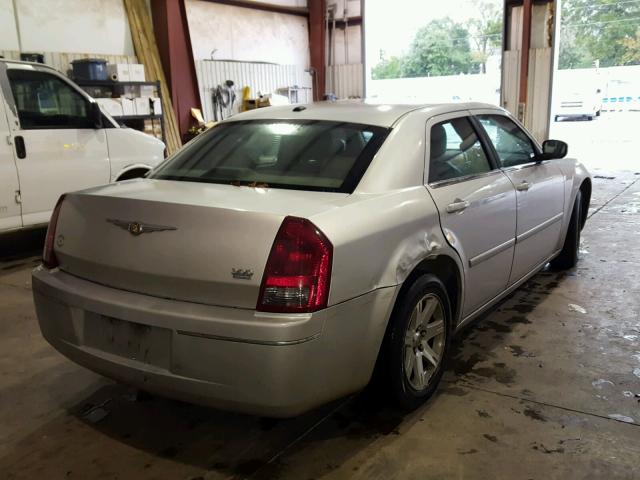 2C3KA53G27H835247 - 2007 CHRYSLER 300 TOURIN SILVER photo 4