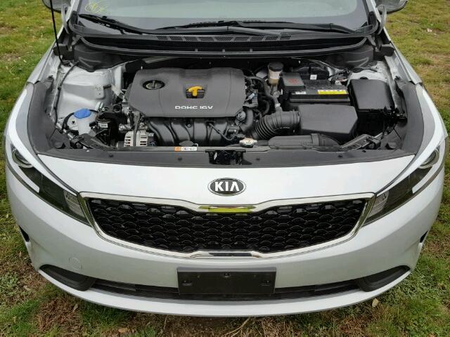 3KPFL4A71HE085616 - 2017 KIA FORTE SILVER photo 7