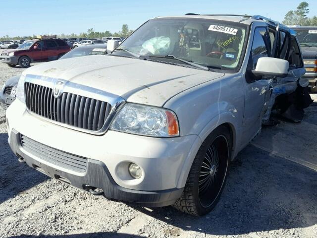 5LMFU27R74LJ41269 - 2004 LINCOLN NAVIGATOR თეთრი ფოტო 2